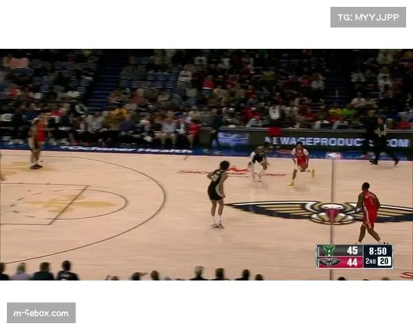 鹈鹕与雄鹿比赛第三节，双方合计完成12次转换进攻