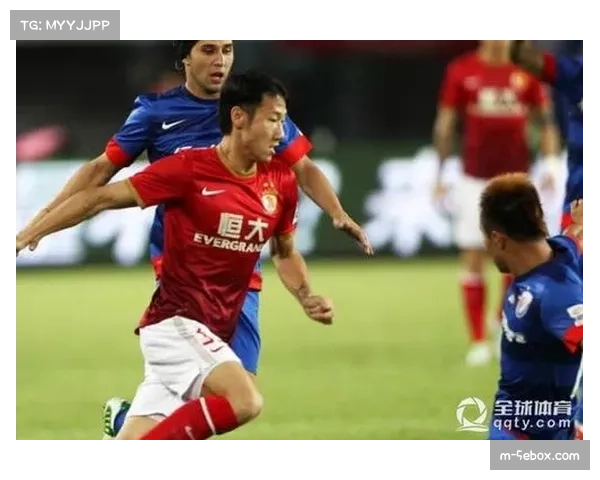 终场哨响，老将汪嵩与成都凤凰山全场球迷互动，疑似告别